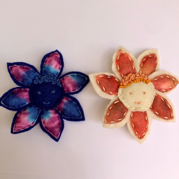 Hand-sewn Happy Face Flower Pin in blue pink tie-dye - Picture 4 of 4